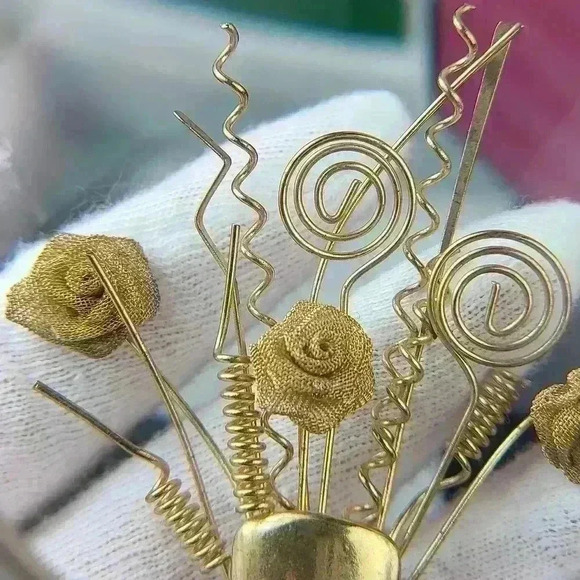 Vintage Gold-toned mesh flowers brooch - Picture 5 of 17